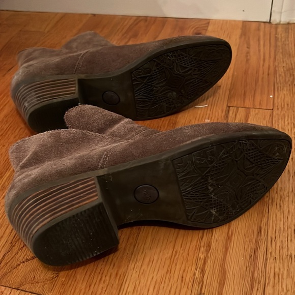 Me Too brown suede leather boots. Size 10M. Good preowned condition. - Picture 6 of 9